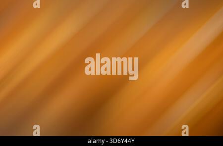 Abstrakter diagonaler Hintergrund in warmem Orange mit weichem Bewegungsunschärfe für Design und Textur Stockfoto