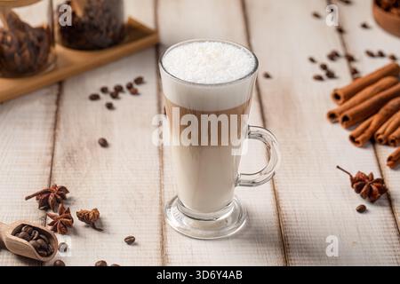 Latte Coffee in hohem Glas auf rustikalem Tisch Stockfoto