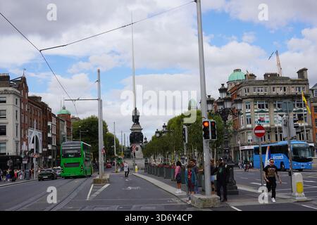 Ein geschäftiger Tag auf der O'Connell Street in Dublin, Irland, mit dem Turm von Dublin und dem Daniel O'Connell Monument Stockfoto