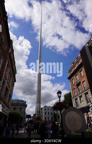 Ein dramatischer Blick auf den Turm, das Monument des Lichts, in Dublin Stockfoto