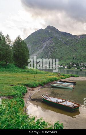 Ruderboote am Silsersee im Engadin mit Bergkulisse, Schweizer Alpen, im Sommer. Malerischer Alpensee und Reiseziel für Naturreisen. Stockfoto