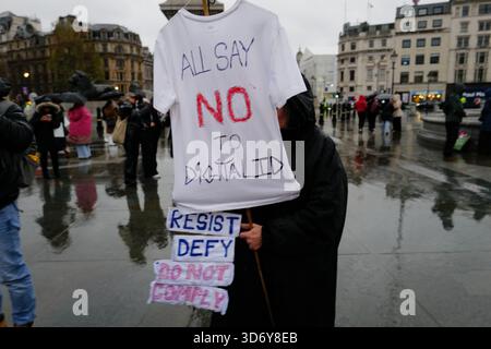London, Großbritannien. November 2025. Ein protestmarsch, der von der Gruppe Mass Non-Compliance organisiert wird, findet heute in London statt, beginnend in Marble Arch. Demonstranten äußern sich stark gegen den von der britischen Regierung vorgeschlagenen Plan für ein obligatorisches nationales digitales Identitätssystem, der von Kritikern als Eingriff in die Privatsphäre und als gefährlicher Schritt in Richtung eines Überwachungsstaates angesehen wird. Quelle: Joao Daniel Pereira/Alamy Live News Stockfoto