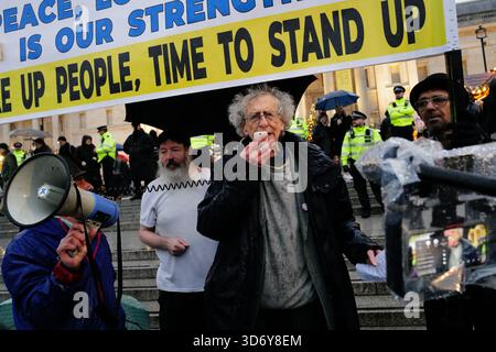 London, Großbritannien. November 2025. Ein protestmarsch, der von der Gruppe Mass Non-Compliance organisiert wird, findet heute in London statt, beginnend in Marble Arch. Demonstranten äußern sich stark gegen den von der britischen Regierung vorgeschlagenen Plan für ein obligatorisches nationales digitales Identitätssystem, der von Kritikern als Eingriff in die Privatsphäre und als gefährlicher Schritt in Richtung eines Überwachungsstaates angesehen wird. Quelle: Joao Daniel Pereira/Alamy Live News Stockfoto