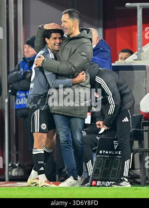 Von links: Mahmoud Dahoud, Coach Dino Toppmoeller (Frankfurt) Köln, 22. November 2025, Fußball, Bundesliga, FC Köln - Eintracht Frankfurt Stockfoto