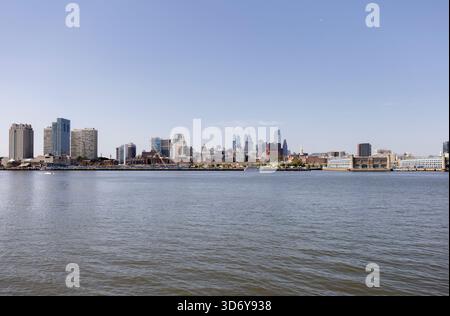 Blick auf die Innenstadt von Philadelphia, von Camden, New Jersey. Stockfoto