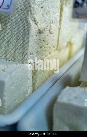 Käse- und Joghurtladen, Frauenmarkt, Sofia, Republik Bulgarien, Europa. Stockfoto