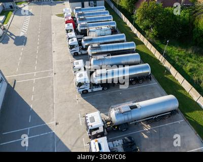 Fuhrpark mit Tankanhängern. Stockfoto