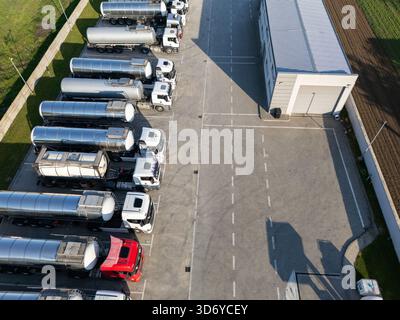 Fuhrpark mit Tankanhängern. Stockfoto