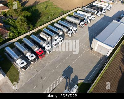 Fuhrpark mit Tankanhängern. Stockfoto