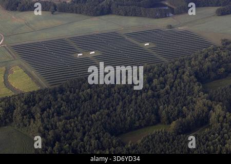 Ländlicher Solarpark. Stockfoto