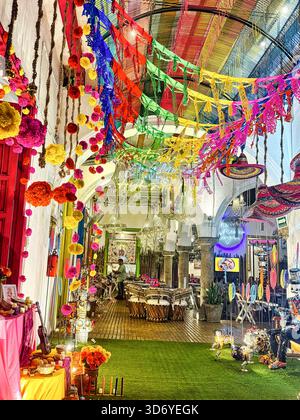 Ein Altar ist mit Blumen, Opfergaben und anderen Dekorationen für das fest des Todes in Mexiko in einem Einkaufszentrum in Merida dekoriert Stockfoto