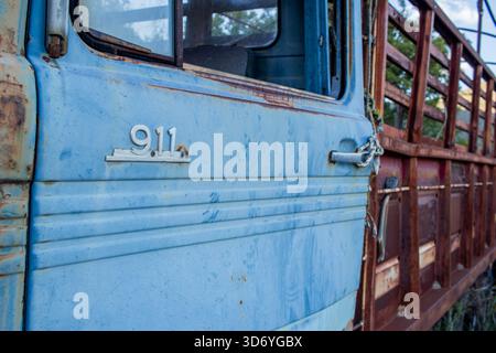 Vachos Anatoliki Mani, Griechenland - 11. NOVEMBER 2025 verlassener Mercedes-Benz-Lkw. Stockfoto