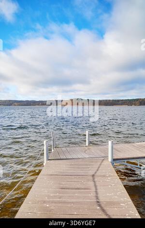 Pier am Charzykowskie-See im Herbst, Charzykowy, Polen. Stockfoto