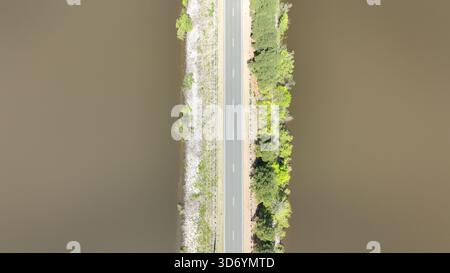 Luftaufnahme einer Straße über einem See in North Carolina Stockfoto