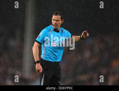 Craven Cottage, Fulham, London, Großbritannien. November 2025. Premier League Football, Fulham gegen Sunderland; Schiedsrichter Darren England Credit: Action Plus Sports/Alamy Live News Stockfoto