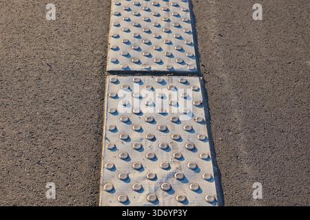 Ein strukturierter Tastweg ist in Neuss zu sehen. Dieser Weg hilft sehbehinderten Menschen sicher zu führen und ist ein wichtiges Hilfsmittel für Stockfoto