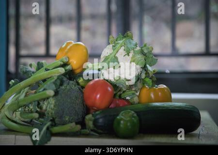 Ruanda, Kigali, am 15. November 2025. Eine Ausstellung von frischem Gemüse, einschließlich Brokkoli, Blumenkohl, Karotten, Paprika, Tomaten/Paradeiser und Gurken. Stockfoto
