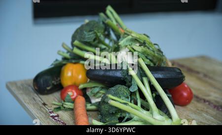Ruanda, Kigali, am 15. November 2025. Eine Ausstellung von frischem Gemüse, einschließlich Brokkoli, Blumenkohl, Karotten, Paprika, Tomaten/Paradeiser und Gurken. Stockfoto