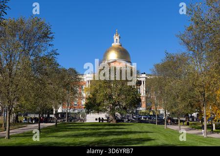 Massachusetts State House mit Golden Dome vom Boston Common aus gesehen Stockfoto