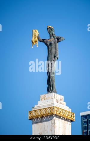 Statue von Medea in Europa Plaza in Batumi, Adscharien, Georgia. Medea Statue und blauer Himmel im Zentrum von Batumi, einer der wichtigsten Kolchis Stadt Stockfoto