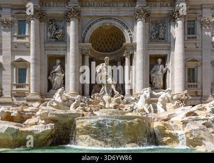 Der Trevi-Brunnen in Rom, Italien im Sommer Stockfoto