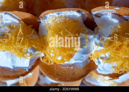 Köstliche thailändische Straße Dessert, Kanom Buang, Thai knusprige Pfannkuchen oder Thai Krepp, mit verschiedenen Füllungen wie süß weiß Pudding Sahne und golden Stockfoto