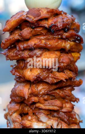 Große Fleischstücke auf einem Spieß auf dem Street Food Markt in Thailand, Nahaufnahme. Gegrilltes Hühnerfleisch auf Spieß. Fastfood. Stockfoto