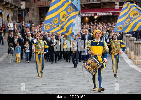 25.05.2019, Siena, Toskana, Italien, ITA - Parade der Contrada della Tartuca. Traditionelle Parade in mittelalterlichen Kostümen. Fahnenträger schwenken ihre Fahnen in der Altstadt von Siena. Im Vordergrund ein Schlagzeuger. 00U190525D025CARO.JPG [MODELLVERSION: NEIN, EIGENSCHAFT Stockfoto