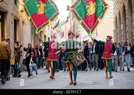Mai 2019, Siena, Toskana, Italien, ITA - Parade der Contrada del Drago. Traditionelle Parade in mittelalterlichen Kostümen. Fahnenträger schwenken ihre Fahnen in der Altstadt von Siena. Im Vordergrund ein Schlagzeuger. 00U190525D030CARO.JPG [MODELLFREIGABE: NEIN, EIGENSCHAFTSFREIGABE RE Stockfoto