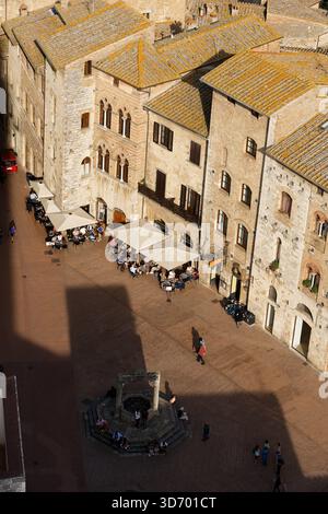 24.05.2019, San Gimignano, Toskana, Italien, ITA - Piazza della Cisterna. Mittelalterlicher Hauptplatz mit Brunnen im historischen Zentrum von San Gimignano im Abendlicht. 00U190524D004CARO.JPG [MODELLVERSION: NEIN, EIGENSCHAFTSFREIGABE: NEIN (c) caro Images / Stefan Stockfoto