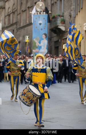 Mai 2019, Siena, Toskana, Italien, ITA - Parade der Contrada della Tartuca. Traditionelle Parade in mittelalterlichen Kostümen. Fahnenträger schwenken ihre Fahnen in der Altstadt von Siena. Im Vordergrund ein Schlagzeuger. 00U190525D024CARO.JPG [MODELLVERSION: NEIN, PROPERT Stockfoto