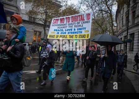 London, Greater London, Großbritannien. November 2025. Etwa 300 Demonstranten marschierten in London, um sich gegen die angekündigten Pläne für digitale Ausweise zu wehren. Sie trägt die Marke BritCard für alle britischen Bürger und rechtmäßigen Einwohner. Laut Kritikern wird dies die bürgerlichen Freiheiten und die Rechte der Privatsphäre gefährden. (Kreditbild: © Krisztian Elek/ZUMA Press Wire) NUR REDAKTIONELLE VERWENDUNG! Nicht für kommerzielle ZWECKE! Quelle: ZUMA Press, Inc./Alamy Live News Stockfoto