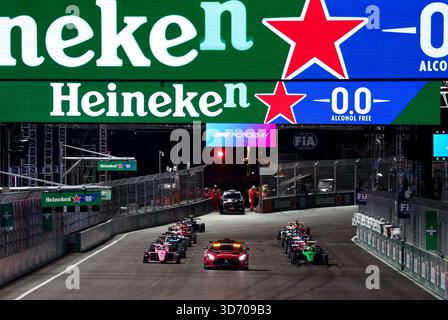 Paradies, Etats Unis. November 2025. FIA Mercedes-AMG GT Black Series Safety Car Start des Rennens, Abfahrt, während der 7. Runde der F1 Academy Championship 2025 vom 21. Bis 23. November 2025 auf dem Las Vegas Strip Circuit in Paradise, Nevada, USA - Foto HOCH ZWEI/DPPI Credit: DPPI Media/Alamy Live News Stockfoto
