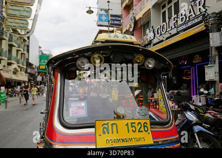 Bangkok, Thailand - 22. Juli 2022: Ein farbenfrohes Tuk-Tuk parkt auf der berühmten Khaosan-Straße. Stockfoto