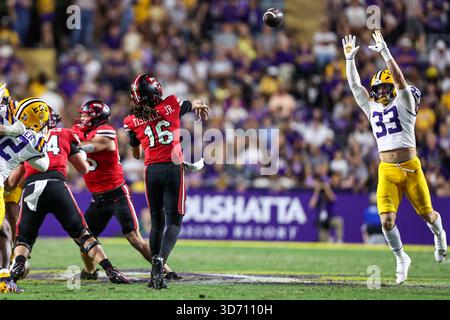 22. November 2025: Der Western Kentucky Quarterback Rodney Tisdale Jr. (16) macht im Tiger Stadium in Baton Rouge (LA) einen Sprung über die LSU Linebacker West Weeks (33). Jonathan Mailhes/CSM Stockfoto