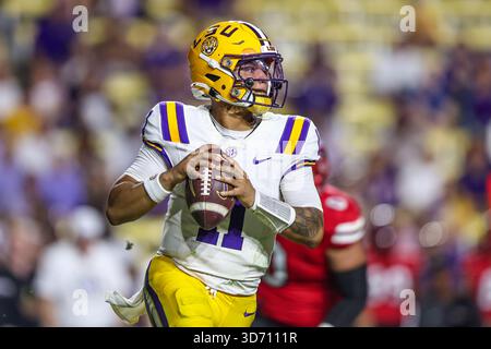 22. November 2025: LSU Quarterback Michael Van Buren Jr. (11) rollt aus der Tasche und sucht nach einem Empfänger während der NCAA-Fußballspiele zwischen den Western Kentucky Hilltoppers und den LSU Tigers im Tiger Stadium in Baton Rouge, LA. Jonathan Mailhes/CSM Stockfoto