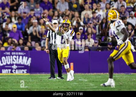 22. November 2025: Der LSU Quarterback Michael Van Buren Jr. (11) macht im Tiger Stadium in Baton Rouge (LA) einen Sprung auf die Flucht. Jonathan Mailhes/CSM Stockfoto