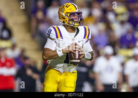 22. November 2025: LSU Quarterback Michael Van Buren Jr. (11) rollt aus der Tasche und sucht nach einem Empfänger während der NCAA-Fußballspiele zwischen den Western Kentucky Hilltoppers und den LSU Tigers im Tiger Stadium in Baton Rouge, LA. Jonathan Mailhes/CSM Stockfoto