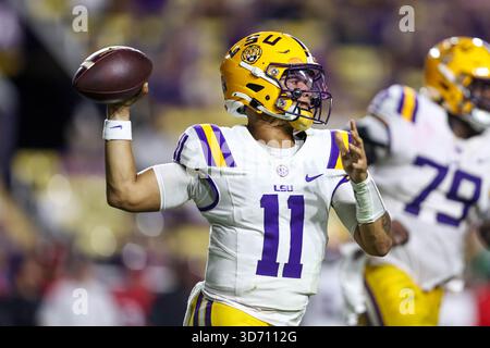 22. November 2025: LSU Quarterback Michael Van Buren Jr. (11) rollt aus der Tasche und sucht nach einem Empfänger während der NCAA-Fußballspiele zwischen den Western Kentucky Hilltoppers und den LSU Tigers im Tiger Stadium in Baton Rouge, LA. Jonathan Mailhes/CSM Stockfoto