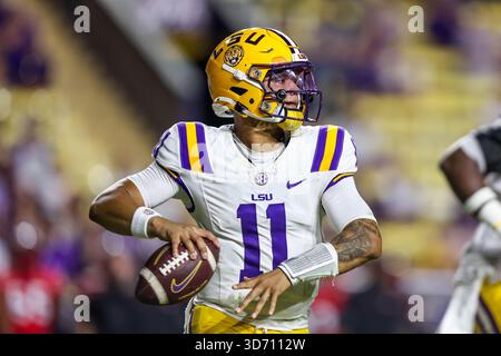 22. November 2025: LSU Quarterback Michael Van Buren Jr. (11) rollt aus der Tasche und sucht nach einem Empfänger während der NCAA-Fußballspiele zwischen den Western Kentucky Hilltoppers und den LSU Tigers im Tiger Stadium in Baton Rouge, LA. Jonathan Mailhes/CSM Stockfoto