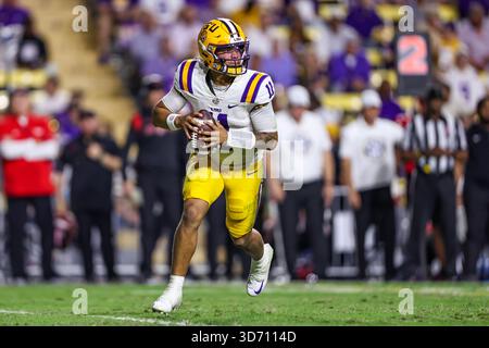 22. November 2025: LSU Quarterback Michael Van Buren Jr. (11) rollt aus der Tasche und sucht nach einem Empfänger während der NCAA-Fußballspiele zwischen den Western Kentucky Hilltoppers und den LSU Tigers im Tiger Stadium in Baton Rouge, LA. Jonathan Mailhes/CSM Stockfoto