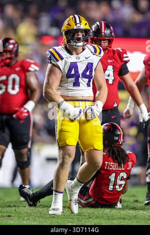 Baton Rouge, LA, USA. November 2025. Jack Pyburn (44) feiert im Tiger Stadium in Baton Rouge, LA, einen Sack während der NCAA-Football-Action zwischen den Western Kentucky Hilltoppers und den LSU Tigers. Jonathan Mailhes/CSM/Alamy Live News Stockfoto