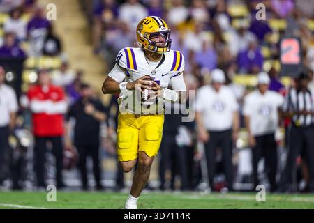 22. November 2025: LSU Quarterback Michael Van Buren Jr. (11) rollt aus der Tasche und sucht nach einem Empfänger während der NCAA-Fußballspiele zwischen den Western Kentucky Hilltoppers und den LSU Tigers im Tiger Stadium in Baton Rouge, LA. Jonathan Mailhes/CSM Stockfoto