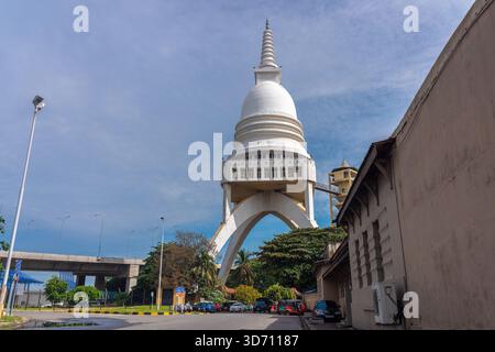 Sambodhi Chaithya Stupa auf erhöhten Bögen im Fort Gebiet von Colombo, Sri Lanka Stockfoto