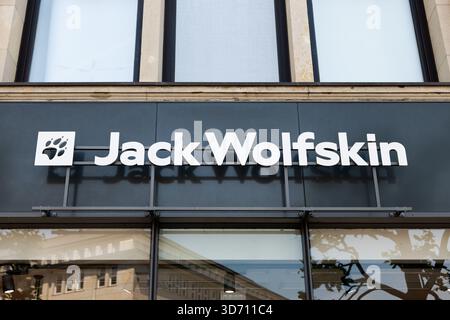 Jack Wolfskin-Logo auf einer Ladenfront. Eine deutsche Marke für Outdoor-Bekleidung und -Ausrüstung. Hersteller von Kleidung in einer Einkaufsstraße. Stockfoto