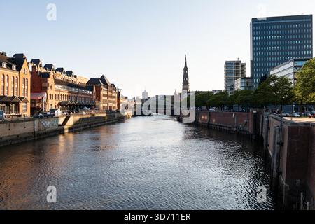 Hamburg Zollkanal entlang der Speicherstadt. Stadtbild mit dem Gebäude der St. Katharina Kirche. Reiseziel. Stockfoto