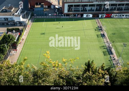 Fußballfeld aus einem hohen Blickwinkel. Das Fußballfeld befindet sich in St. Pauli neben dem Millerntor-Stadion am Heiligengeistfeld in Hamburg. Stockfoto