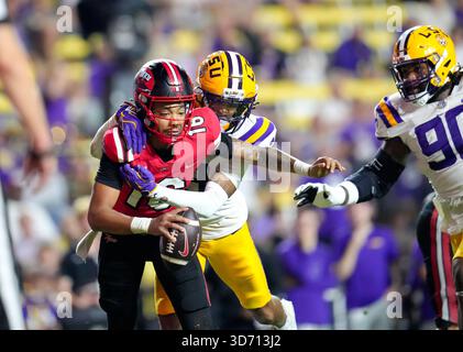 Baton Rouge, Louisiana, USA. November 2025. Der Western Kentucky Quarterback Rodney Tisdale Jr. (16) wird von LSU Cornerback DJ Pickett (3) während der zweiten Hälfte eines College-Footballspiels zwischen den Louisiana State Tigers und den Western Kentucky Hilltoppers und am 22. November 2025 in Baton Rouge, Louisiana, entlassen. LSU gewann mit 13:10. (Kreditbild: © Scott Coleman/ZUMA Press Wire) NUR REDAKTIONELLE VERWENDUNG! Nicht für kommerzielle ZWECKE! Quelle: ZUMA Press, Inc./Alamy Live News Stockfoto