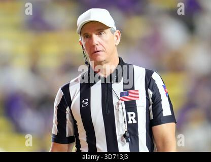 Baton Rouge, Louisiana, USA. November 2025. Schiedsrichter Steve Marlowe während der zweiten Hälfte eines College-Footballspiels zwischen den Louisiana State Tigers und den Western Kentucky Hilltoppers und am 22. November 2025 in Baton Rouge, Louisiana. LSU gewann mit 13:10. (Kreditbild: © Scott Coleman/ZUMA Press Wire) NUR REDAKTIONELLE VERWENDUNG! Nicht für kommerzielle ZWECKE! Quelle: ZUMA Press, Inc./Alamy Live News Stockfoto