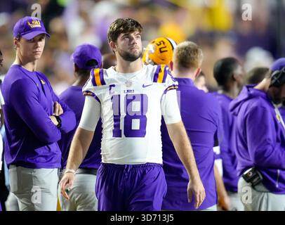 Baton Rouge, Louisiana, USA. November 2025. LSU-Quarterback Garrett Nussmeier (18), der eine Verletzung erlitten hat, schaut während der ersten Hälfte eines College-Footballspiels zwischen den Louisiana State Tigers und den Western Kentucky Hilltoppers und am 22. November 2025 in Baton Rouge, Louisiana, von der Seitenlinie zu. LSU gewann mit 13:10. (Kreditbild: © Scott Coleman/ZUMA Press Wire) NUR REDAKTIONELLE VERWENDUNG! Nicht für kommerzielle ZWECKE! Quelle: ZUMA Press, Inc./Alamy Live News Stockfoto